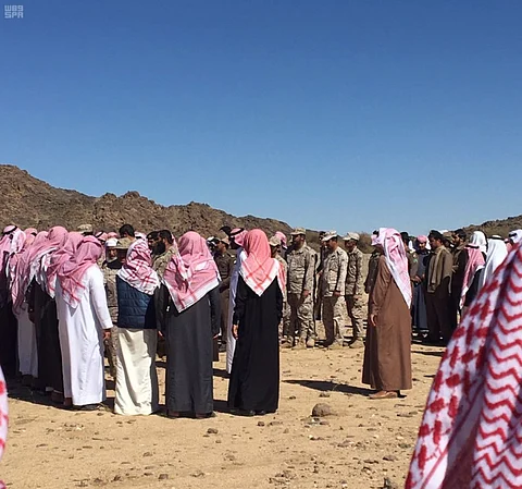 الجموع يؤدون صلاة الميت على "الأحمري" شهيد الواجب