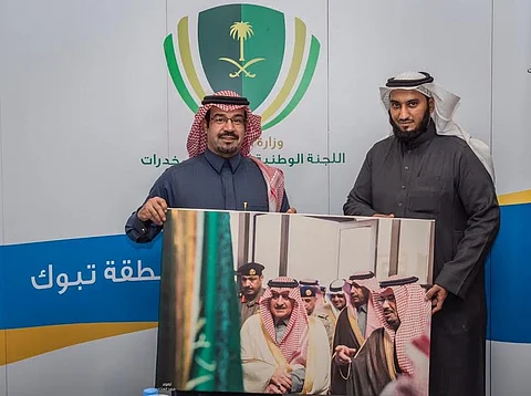 العنزي يهدي "الشريف" صورة ذكرى انطلاق نبراس مع أمير تبوك