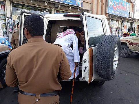 خلال 10 أيام.. القبض على 52 متسولاً في حائل