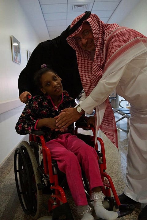 مدير مطارات المنطقة الجنوبية يزور أطفال عسير المعوقين  ويجرب الكرسي