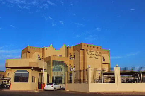 "العمل والتنمية الاجتماعية بحائل" ينقل بعض إداراته إلى مقره الجديد