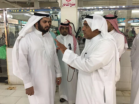 بعد انتشار فيديو عن سوء حالته.. مدير صحة البيئة يتفقد سوق السمك المركزي بمكة