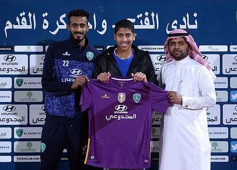 الفتح يهدي مشجعاً ساندهم في المدرجات بـ"الكُتب" وتذاكر مجانية وعضوية