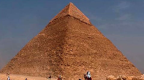 مصر.. سائح متهور يتسلق هرم "خوفو" بيديه