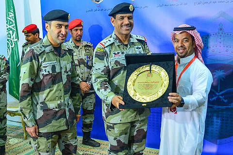 قائد قوات "الطوارئ" يكرم الزميل عبدالملك سرور