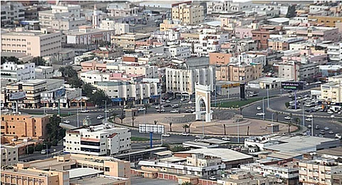في عمليتين منفصلتين.. شرطة جازان تطيح بـ 51 مخالفاً ومهرب قات