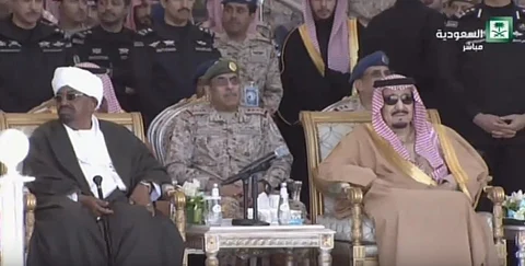 خادم الحرمين يشهد العرض العسكري للدفعة 91 من طلبة كلية الملك فيصل الجوية