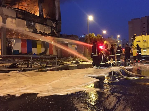 "الدفاع المدني": الفرق حاصرت حريق المجمع التجاري بـ"المدينة" ومنعت انتشاره