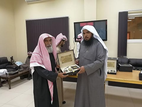 وكيل المعهد العلمي بالأفلاج يُكرّم زملاءه في نهاية عمله الحكومي