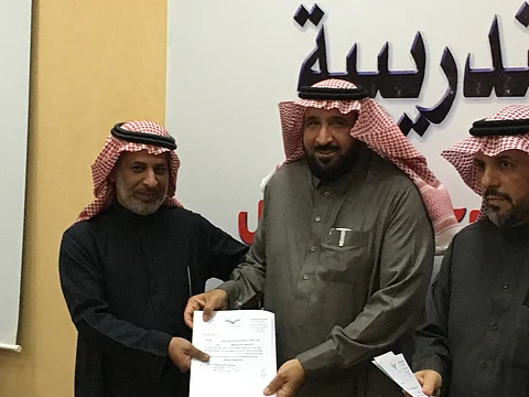 "الشنيبر" يكرم متقاعدي مدارس مكتب التعليم بالدرعية