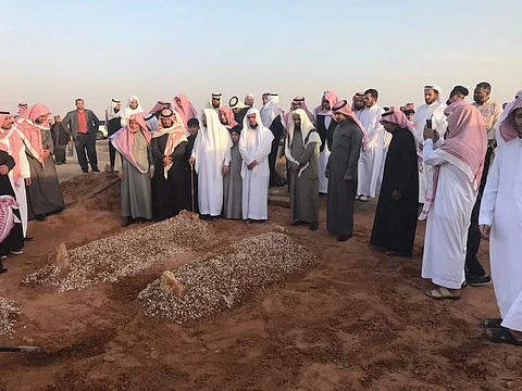 بالفيديو والصور.. "العودة" يودع زوجته وابنه وابنة خالتهم.. و"سبق" ترصد