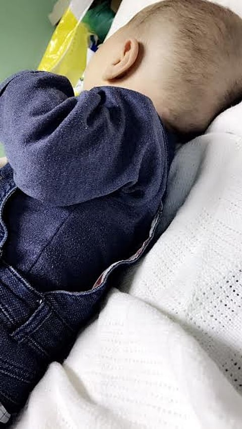 قصة تكريم زوجة أرضعت طفلاً أردنياً فجراً بعد فقده والديه في حادث بتبوك