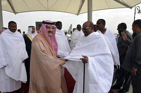 الرئيس السوداني يصل إلى جدة متوجهاً إلى مكة