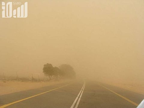 موجة غبار كثيفة تشهدها ينبع تجتاح طريق جدة والمدينة السريع