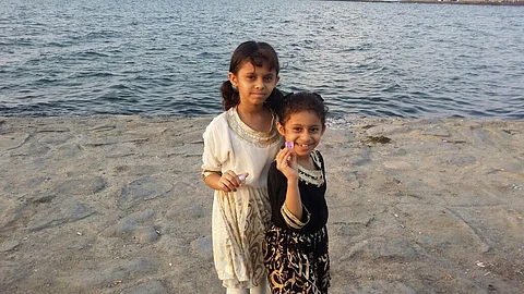 شاهد الطفلتين "رغد" و"رؤى" قبل أن تنال منهما وحشيّة العاملة الإثيوبية بجازان