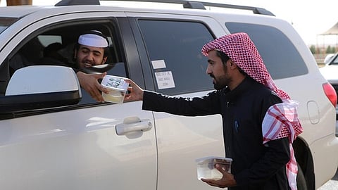 "سبق" ترصد توزيع "الأقط والسمن" على المسافرين في الدواسر