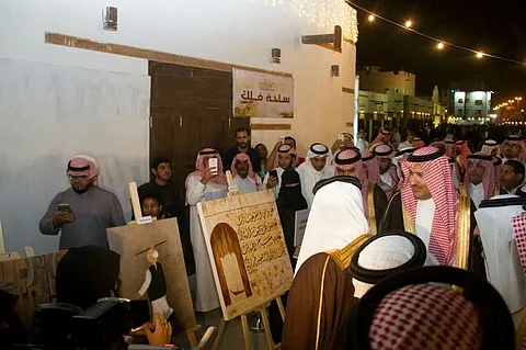 لوحة "رباب" تبهر الأمير سلطان وتدفعه لشرائها بـ"تاريخية ينبع"