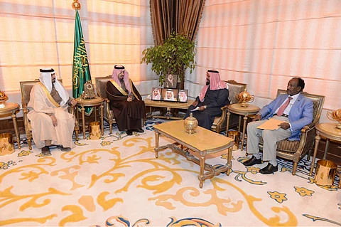 أمير عسير يستقبل آل خزيم بعد تنازله عن الصومالي قاتل ابنه