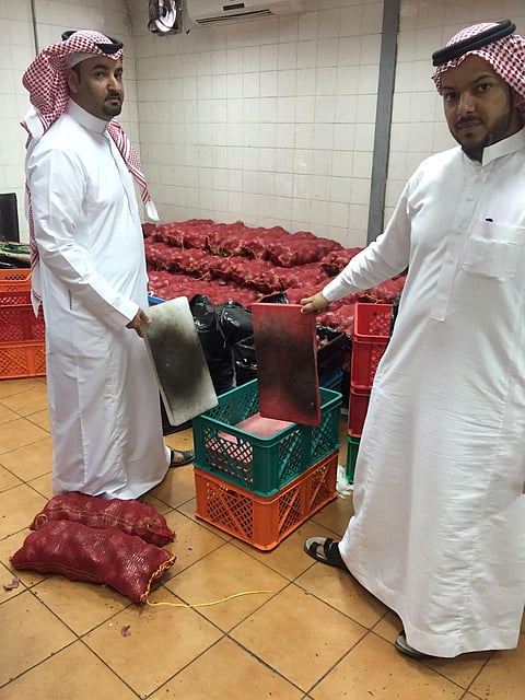 جدة.. دهم مطبخ عشوائي يجهز الطعام لمجموعة من أكبر المطاعم وإغلاقه