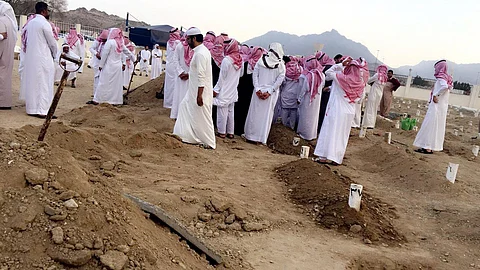 الجموع تشيع جثمان "الذيابي" شهيد "الفرقاطة السعودية" في مكة المكرمة