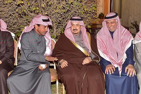 أمير الرياض يعزّي أسرة "القصبي" في وفاة والدهم