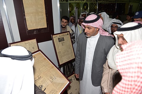 صورة عمرها 43 سنة تستوقف سيدة في معرض مهرجان العلا