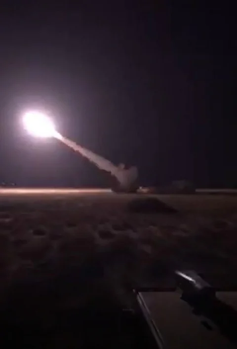 شاهد .. راجمات الصواريخ تدك أوكار الحوثيين ومغامرتهم انتهت باصطيادهم