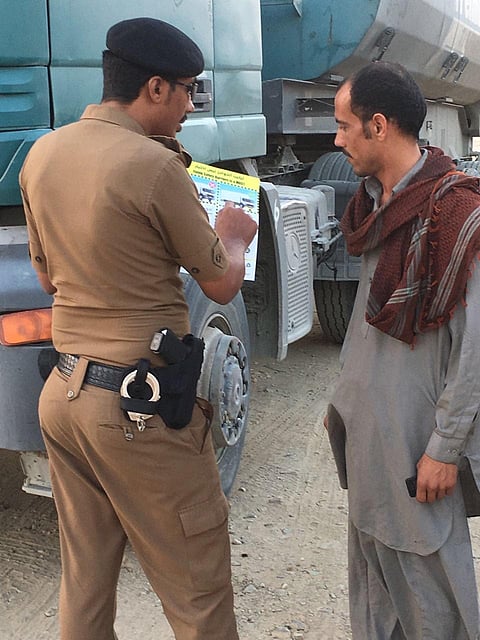 "مرور جدة" يواصل توعية قائدي الشاحنات بتركيب حواجز