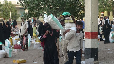 مركز الملك سلمان للإغاثة يوزع 20 ألف سلة غذائية في الحديدة