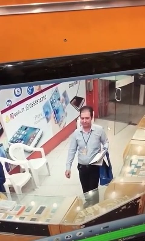 شاهد.. آسيوي ينتحل شخصية مندوب مبيعات ويختلس أموال المواطنين