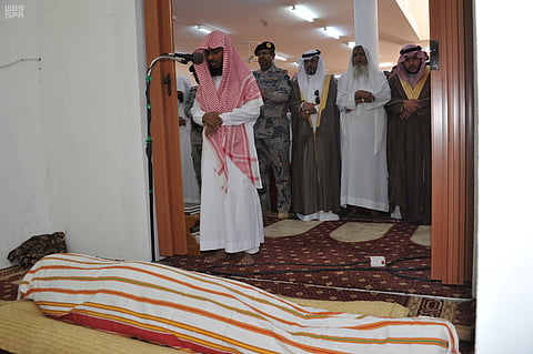 جموع المصلين يؤدون صلاة الميت على شهيد الواجب أبو راسين