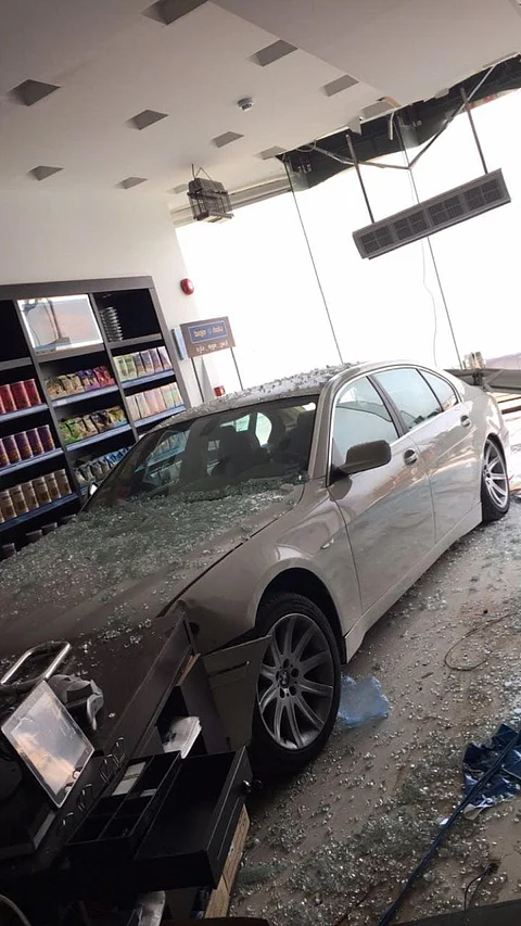 شاهد.. BMW تقتحم محلاً للمكسرات في "لبن الرياض"