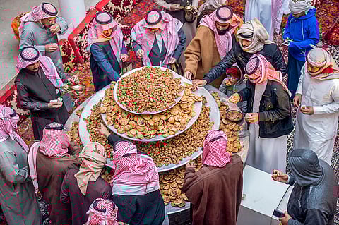 على أهازيج السامري.. القصيم تصافح زوارها بـ"السكري" و"الكليجا"