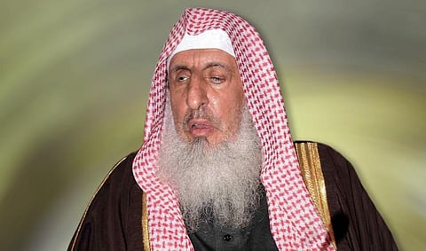 مفتي المملكة يحذّر من خطورة وإثم نقل الشائعات وإرعاب الناس