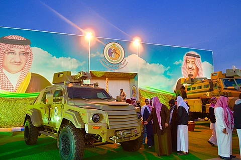 شاهد.. مدرعات وأسلحة حرس الحدود تنقل زوار الجنادرية لبطولات الحد الجنوبي