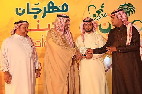 "المنيفي" يكرّم مستشفى وادي الدواسر لتنوع وتميز فعالياته