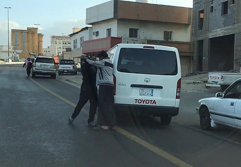 بالفيديو.. مضايقة بين مركبتين بالباحة تتسبب في مضاربة بين شابين