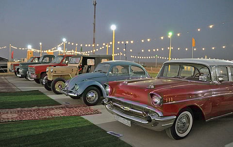 شاهد.. السيارات "الكلاسيكية" تجذب الأنظار بمهرجان "ربيع بريدة 38 "