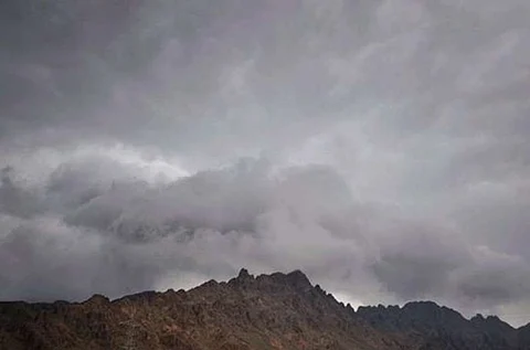 "الإنذار المبكّر" ينبّه ٣ مناطق: سحبٌ مُمطرة ورياحٌ مُغبرة وهذه مواعيدها