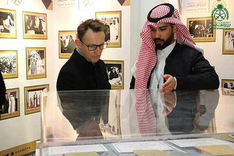 جوازات ملوك السعودية تُلفت انتباه "دولاج" الفرنسي بجناح "الخارجية" بالجنادرية
