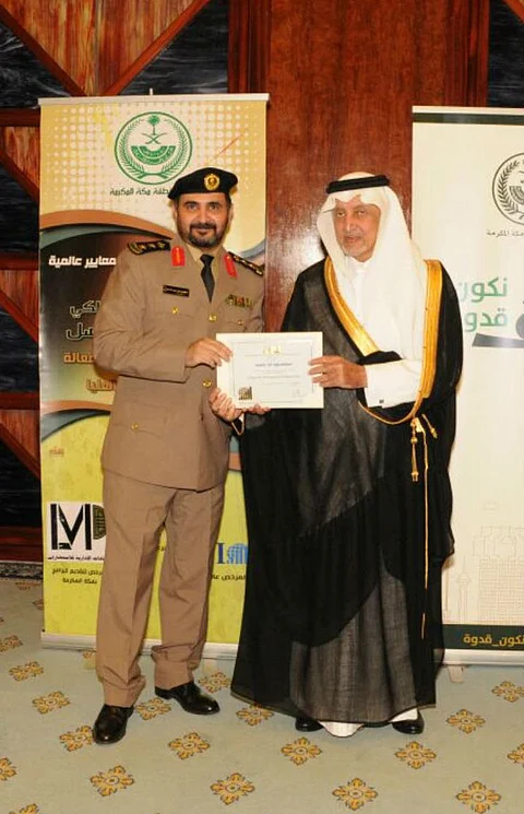 "الفيصل" يُكَرّم "القحطاني" بمنحه شهادة برنامج الإنتاجية الإدارية بمكة