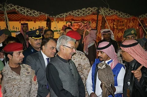 شاهد.. وزير الدفاع الباكستاني في جناح "الحدود الشمالية" بالجنادرية