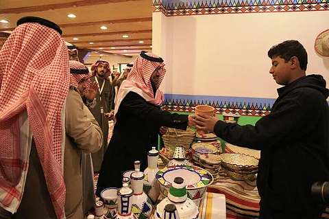 رئيس اللجنة العليا لقرية عسير يتفقد جناح المنطقة بالجنادرية