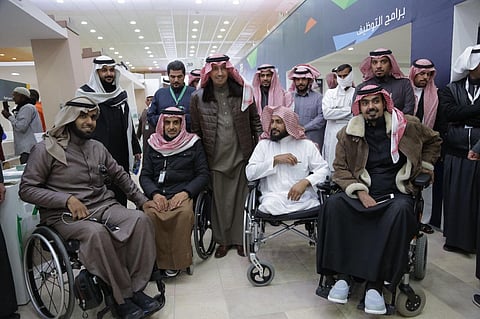 بالصور.. وزير العمل يطلع على برامج وأنشطة "حركية" بالجنادرية 31