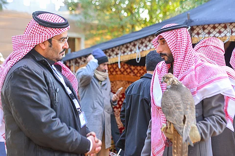 التصوير مع "الحر" يجذب الزوار إلى "أستديو الصقور" بحائل