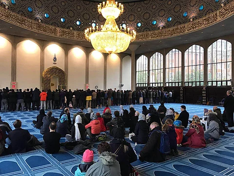 550 من غير المسلمين يقاومون "الإسلاموفوبيا" ويزورون المركز الثقافي الإسلامي في لندن