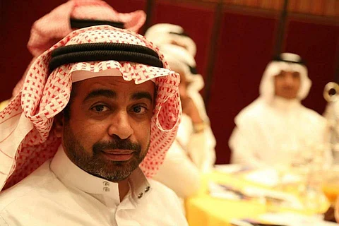 شاهد.. معلم يحبب أبناءه في الصلاة عند بلوغهم "السابعة" بحفلة وهدية "شنطة صلاة"