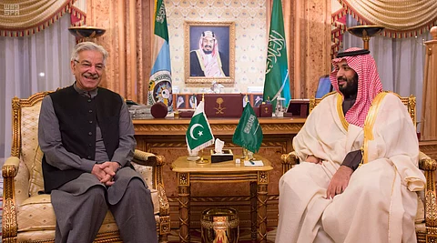 ولي ولي العهد يجتمع بوزير الدفاع الباكستاني ويبحثان سبل تطوير العلاقات