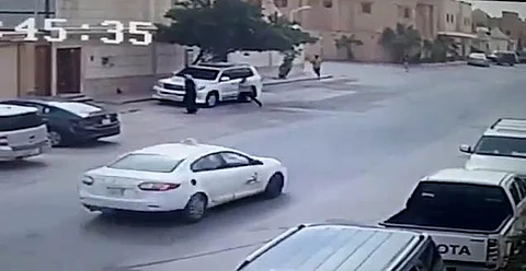 فيديو متداوَل.. ثلاثة مجرمين يسلبون مواطنًا بالقوة في وضح النهار