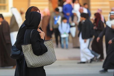 شاهد .. نساء أوروبيات يحضرن "الجنادرية" في يوم الرجال